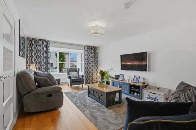 6 Carnethy Walk, Livingston photo 3