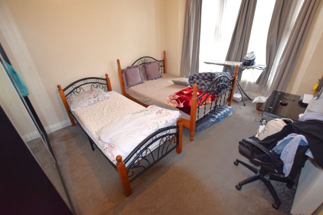 28, Kingswood Road, Ilford photo 4