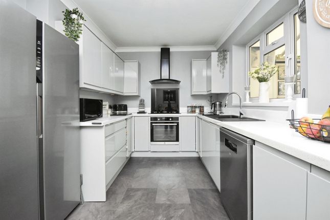 8, Wickford Drive, Romford photo 3