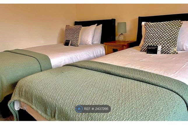 Room 10: Twin Beds