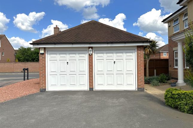 Detached Double Garage &amp; Driveway 551