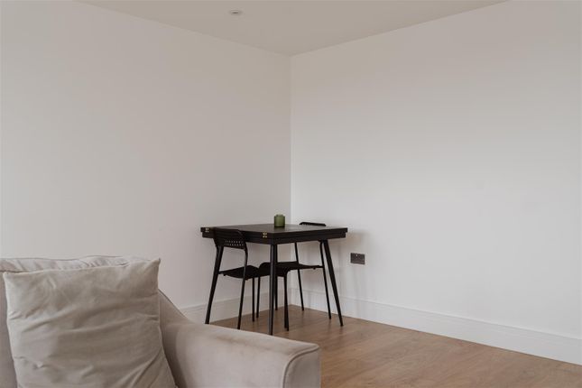 Flat 12, Saxley Court 121-129, Victoria Road, Horley photo 4