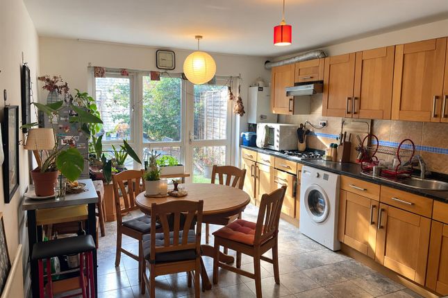 3-bed house on 8, Baslow Walk, London, £2,800/mo