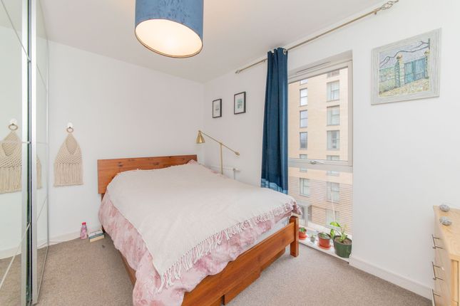 Flat 31, Crested Court, London photo 4