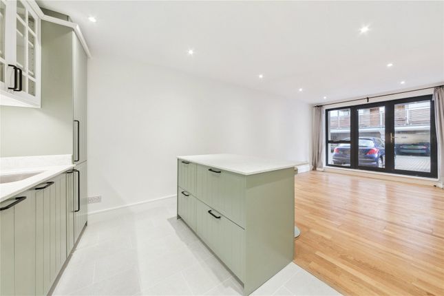 Mews house for sale in Acre Lane, London