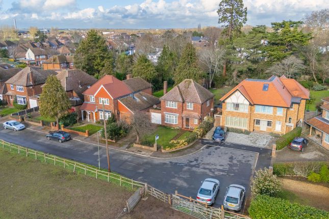 13, Roxford Close, Shepperton photo 2