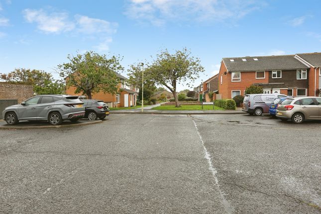 14, Dominie Walk, Lee-On-The-Solent photo 3