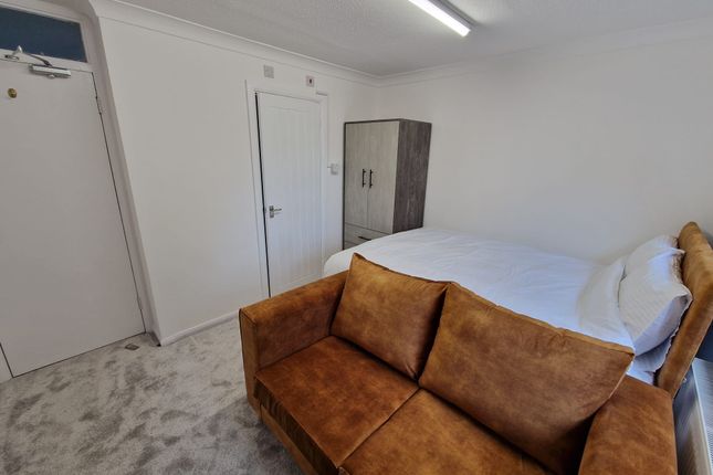Room 3, 131, The Brent, Dartford photo 2