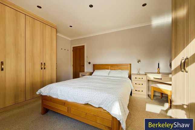 Main Bedroom (En-Suite)