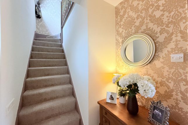 5, High Bank Avenue, Stalybridge photo 2