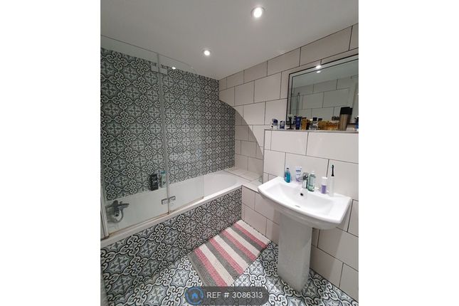 Flat, London photo 3