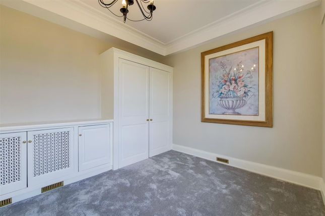 32, OVINGTON COURT, BROMPTON ROAD, London photo 4