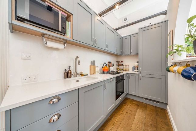 Flat C, White Friars Court, 77, Compayne Gardens, London photo 3