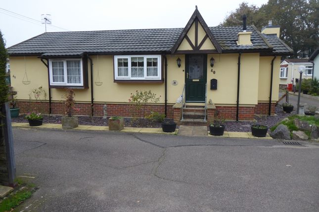 2-bed caravan on 40, Laburnum Court, Redehall Road, Smallfield, Horley, £145,000