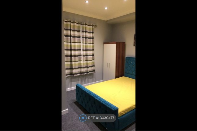 Flat, Madison Heights High Street, Hounslow photo 3