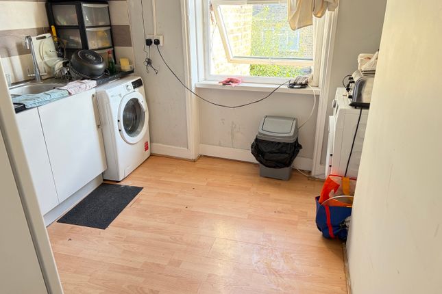 Very Near Chiswick High Road Area, Chiswick Turnham Green Area photo 4
