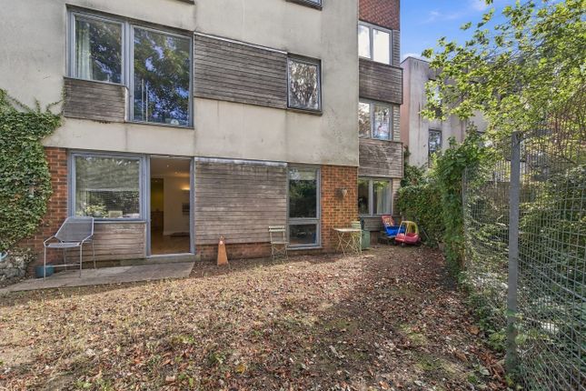 34, Netherheys Drive, London photo 4