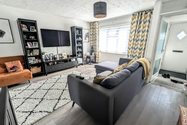 3, Sunbury Close, Bordon photo 3