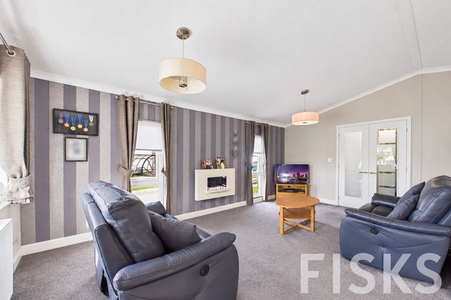 R985, Maplewood, Canvey Island photo 4