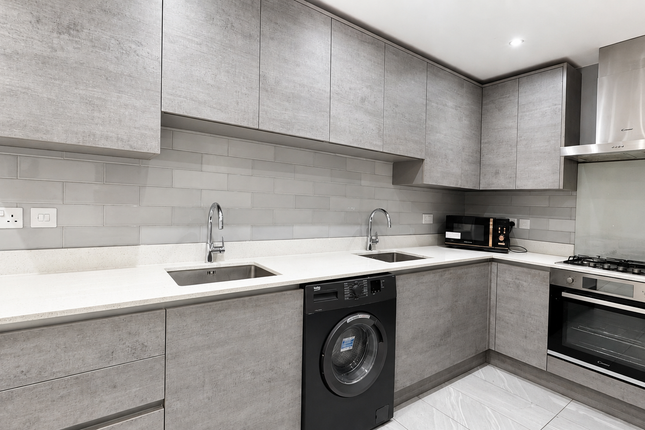 25 Leeds Road, Slough photo 2