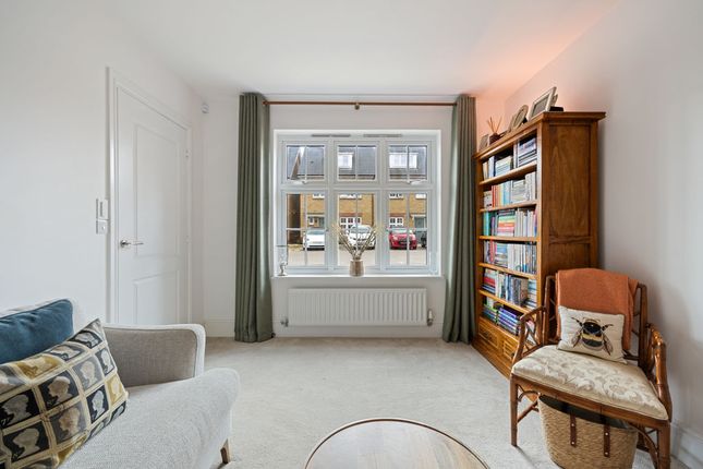 16, Hackett Way, Chichester photo 3