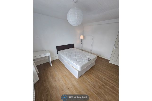 Flat to rent in Southgate Court, London