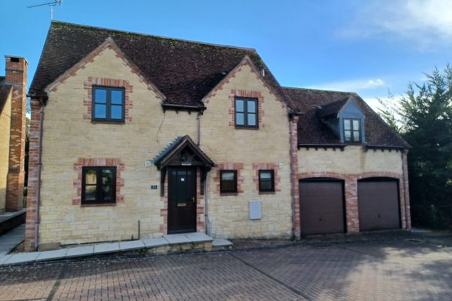 3-bed detached on Shilton Road, Carterton, £1,900/mo