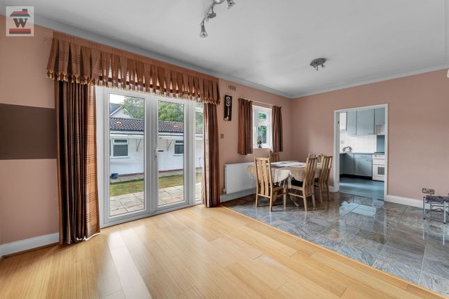 20, Sutton Dene, Hounslow photo 4