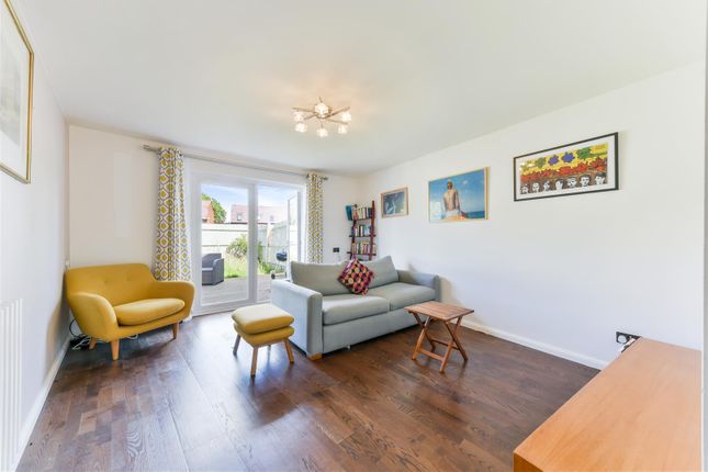 Thumbnail Flat for sale in Abingdon Close, London