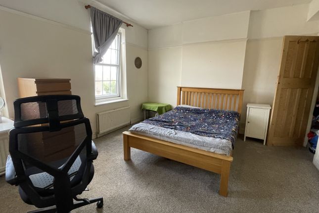 24 River Bank, Winchmore Hill photo 3