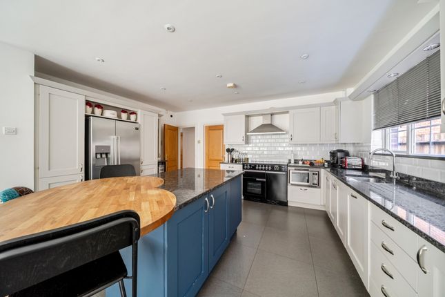 2, Sheridan Grange, Ascot photo 3