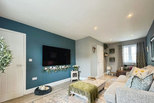 11, Longlands, Bradford photo 3