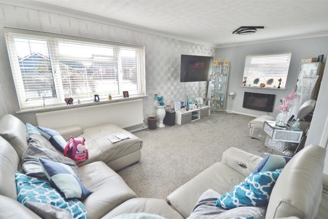 23, Bluehouse Avenue, Clacton-on-Sea photo 2