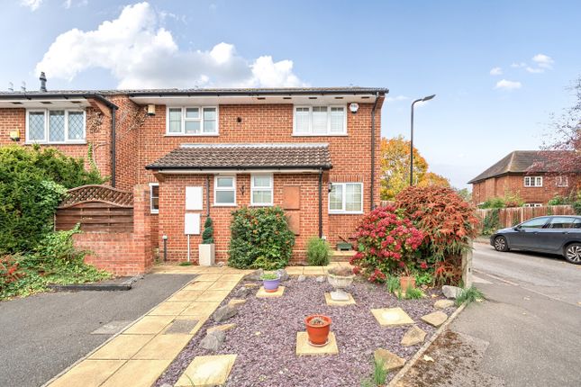2-bed terraced on 30, St. Michaels Court, Berkshire, £285,000