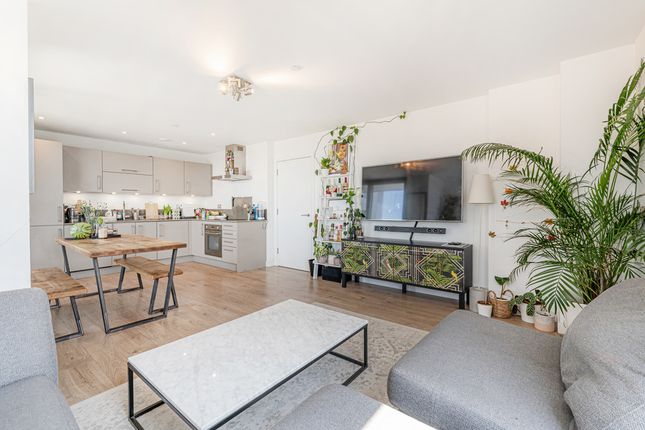 Flat for sale in Rotherhithe New Road, London