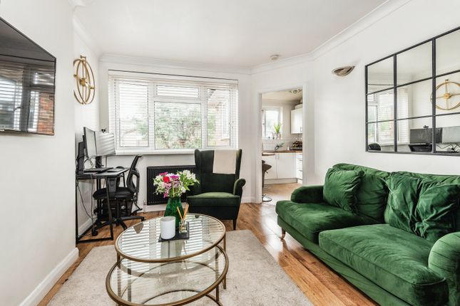 11, Wolsey Grove, Surrey photo 4