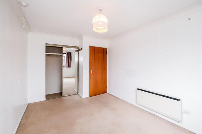 Flat 18, Manor Court Lodge, 175, High Road, London photo 4