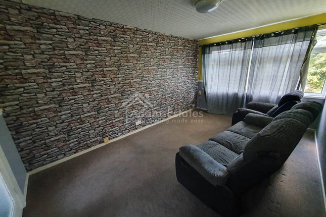 30, Lidgate Gardens, Dewsbury photo 4