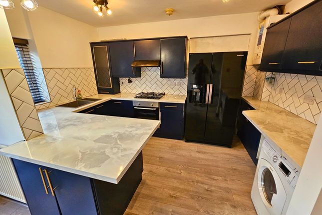 Room 2 2 Broseley Avenue, Manchester photo 3