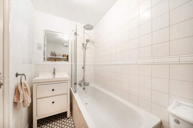 Flat for sale in Essex Road, London