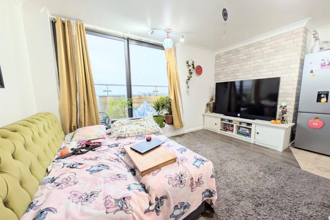 Flat 44, 30, Bath Road, Slough photo 3