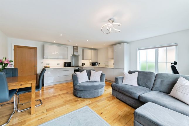 2-bed flat on Flat 3, 11, Springfield Close, Redhill, £275,000