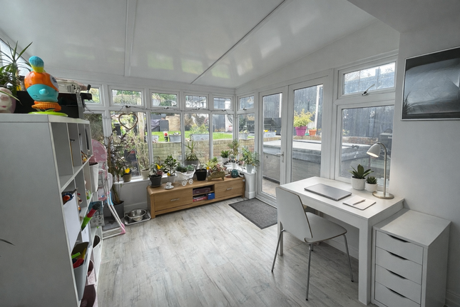5, Mill Close, Rochester photo 5