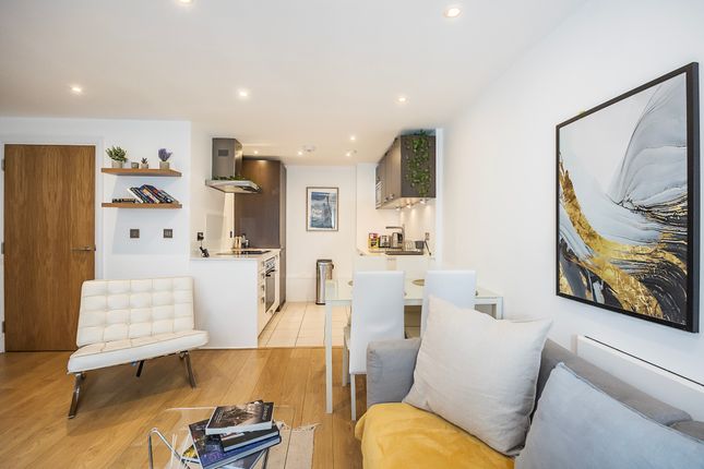 Duplex to rent in Shepherdess Walk, London
