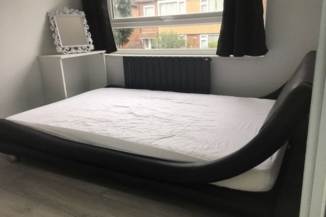 5, Old Farm Road, West Drayton photo 4