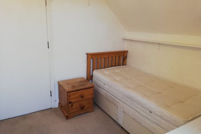 Thumbnail Room to rent in Grovehill Road, Redhill