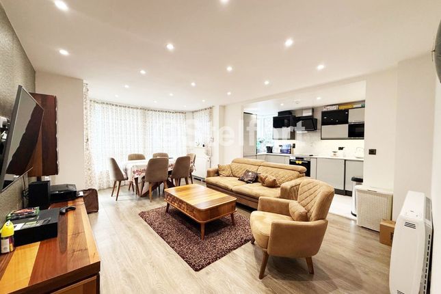 Flat 11, Larch Court, Admiral Walk, London photo 2