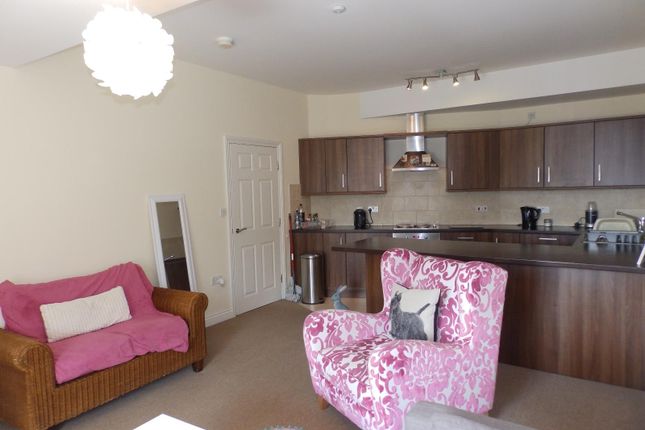 12, Highfield Court, West Yorkshire photo 3