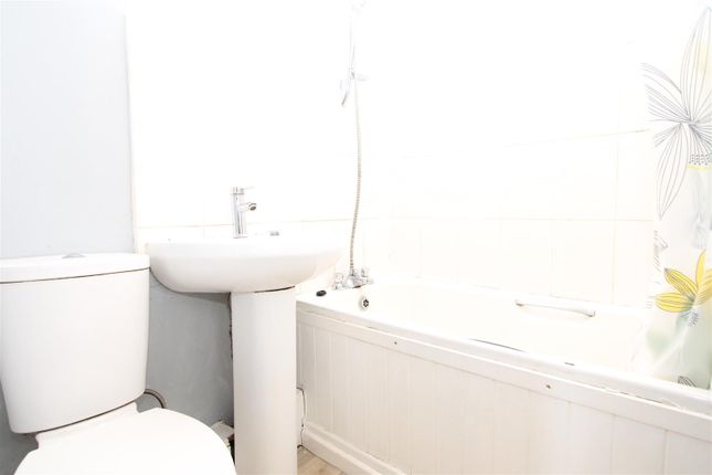 37, Glenbrook Drive, Bradford photo 5