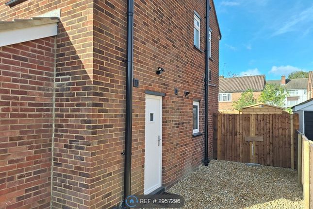 Horseshoe Close, Camberley photo 2